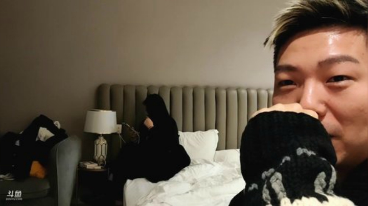 我在斗鱼看JSA丶北京小王哥直播户外