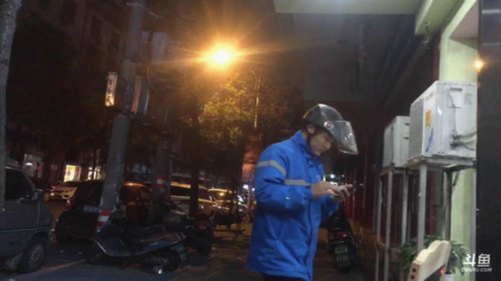 我在斗鱼看做个疯子直播户外