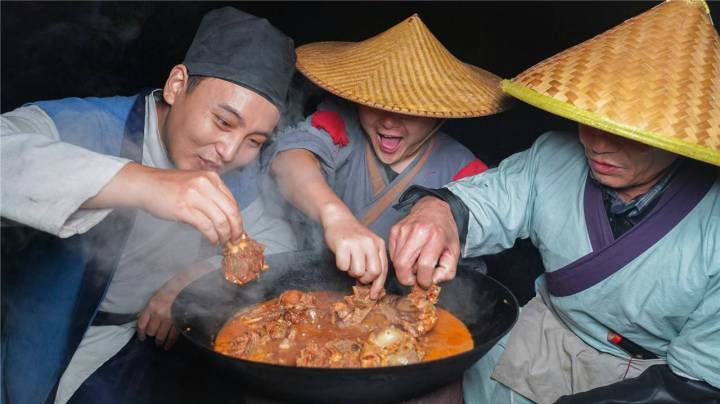 米饭哥来山里找我玩，做一锅酱大骨招待他，边啃边聊真开心