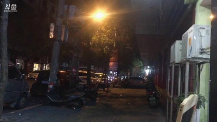 我在斗鱼看做个疯子直播户外