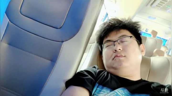 我在斗鱼看火力堂主直播户外