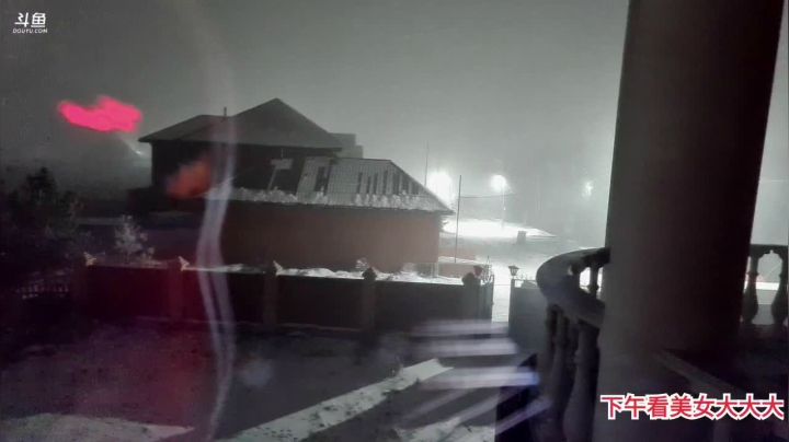 【2020-11-27 04点场】俄罗斯异国风情：克拉斯诺雅尔斯克市夜雪景现场直播中。