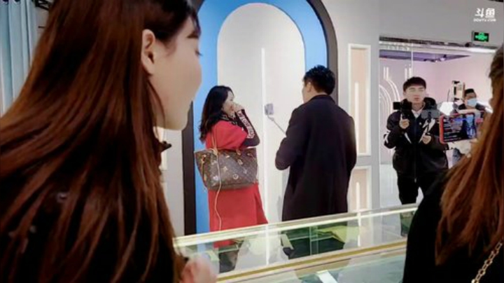 【户外】欢欢女神的精彩时刻 20201129 11点场