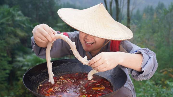 牛鞭这样吃才叫爽，一口下去满头大汗，真是相当霸道