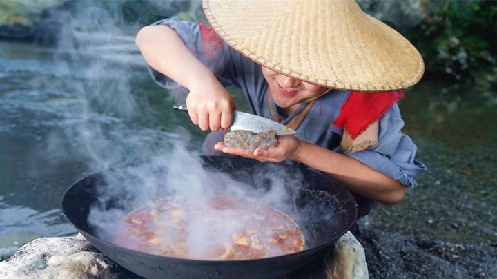 用农村原生态食材，做一锅纯手工魔芋豆腐，煮只鸭子真下酒