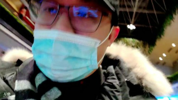 我在斗鱼看小鱼小鱼吃虾米直播户外