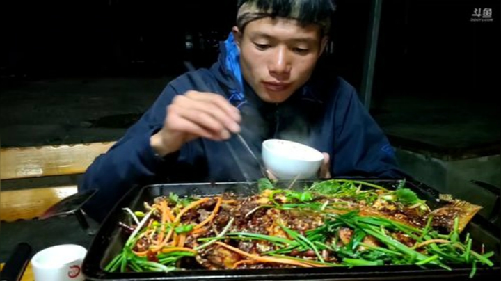 我在斗鱼看叶子户外直播户外
