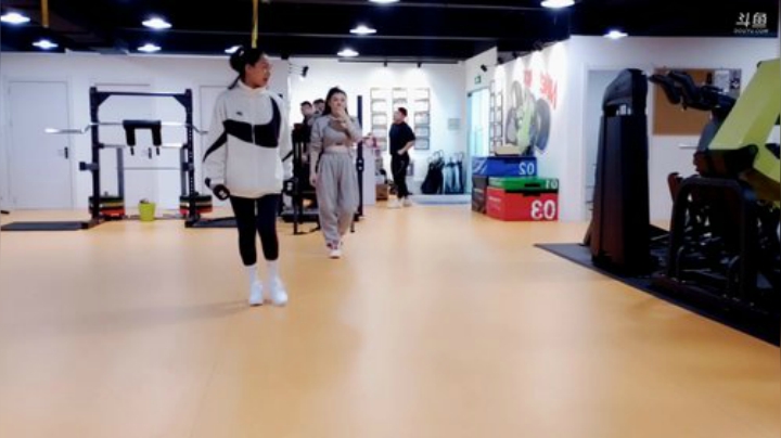 我在斗鱼看XX是个坏女人直播户外