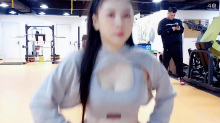 我在斗鱼看XX是个坏女人直播户外