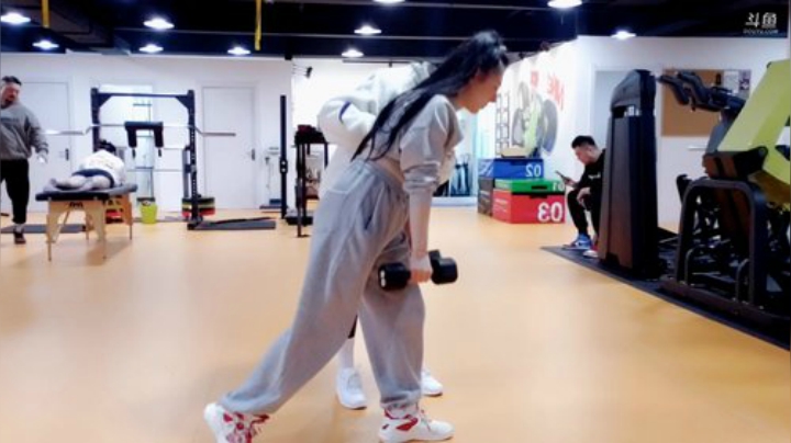 我在斗鱼看XX是个坏女人直播户外