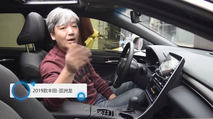一坐进车里，就有一种莫名其妙的庄重感