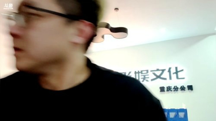 我在斗鱼看小鱼小鱼吃虾米直播户外