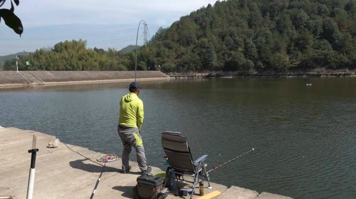 《游钓中国6》第2集 浙江网红水库大青鱼连杆拔到手软