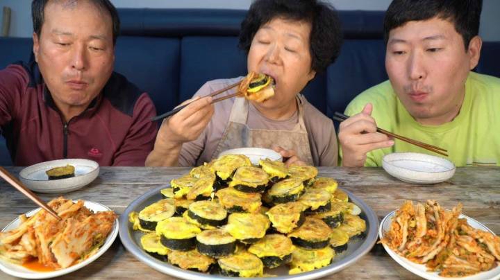 紫菜包饭裹上鸡蛋煎一煎，配上解腻的泡菜一起吃，口感很不一样！