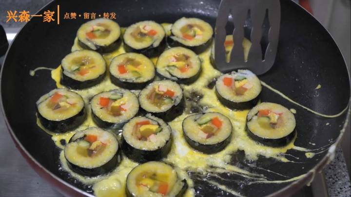 妈妈的创意料理，把刚做的紫菜包饭裹上鸡蛋煎一煎！