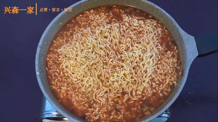 兴森一人煮五包超辣的热拉面，还准备了两种清爽的泡菜！