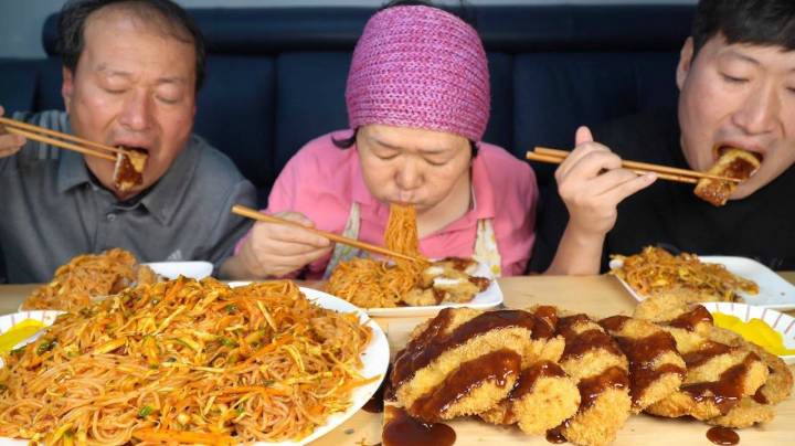 全家一起享用梦幻般的面食搭档，炸猪排和筋面，配上清爽的泡菜！