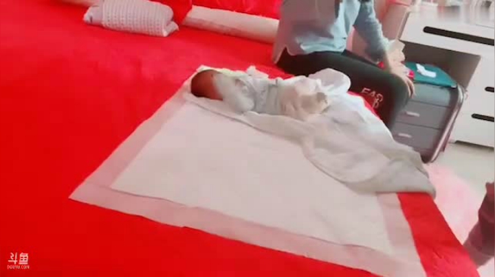 小茄子到家-满月就给他摸电脑 三岁就送他打职业