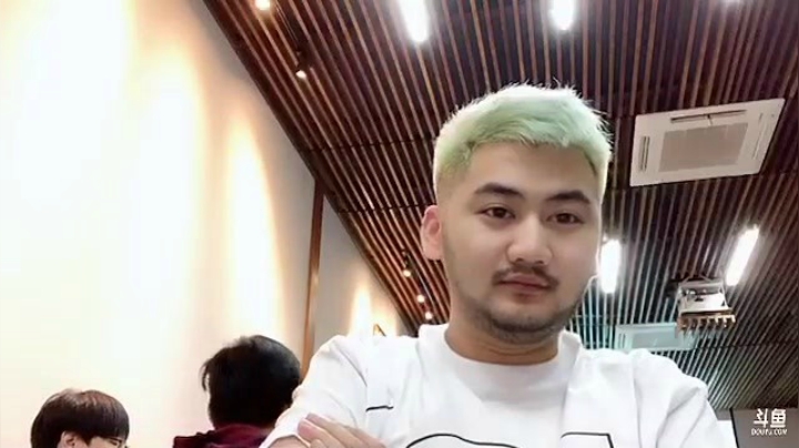 这主办方知道我听不懂一个劲夸我帅