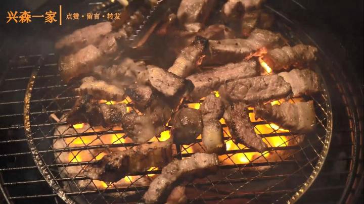 在济州岛用炭火明火烤出来的黑猪五花肉和猪颈肉！