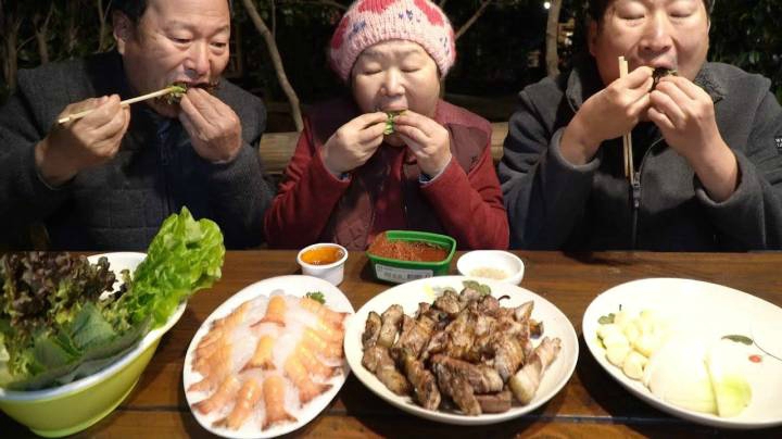 全家一起在济州岛享用特色黑猪肉和海鳌虾，肉质又嫩又滑！