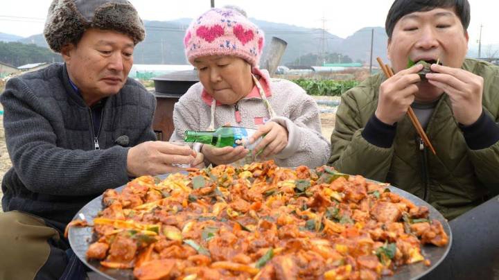 碳火初烤后再放上调料继续烤的新鲜鳗鱼，好的食物要跟家人分享！