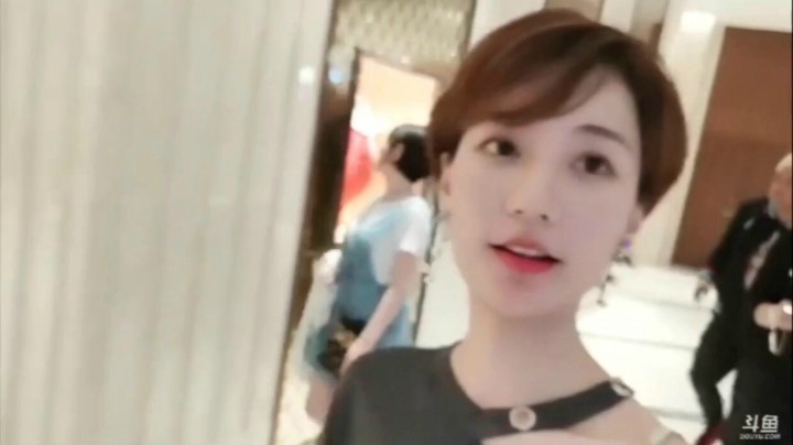 夜吹在打黄金赛，女朋友居然带了十几个人回房间……