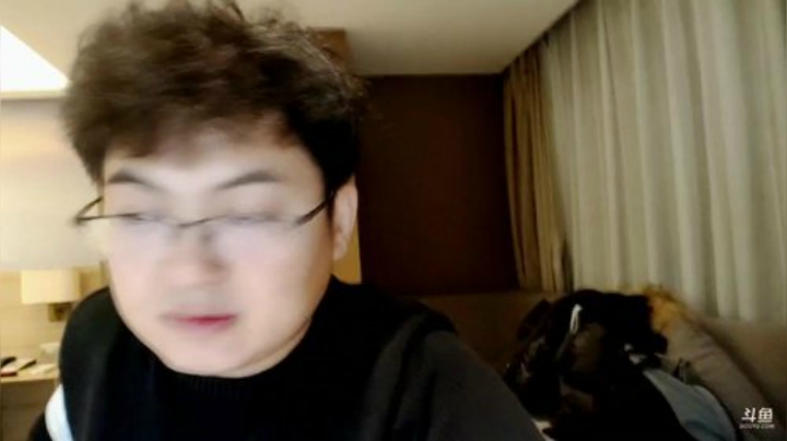 我在斗鱼看火力堂主直播户外