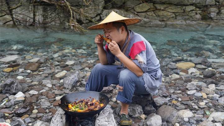 山药河边秘制干锅鹅，香气四溢，麻辣入味，大口啃着超过瘾