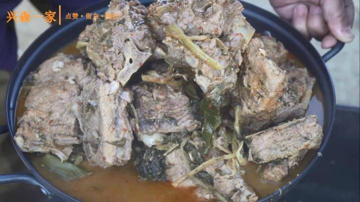 用新鲜的猪脊骨和土豆、萝卜叶一起炖，炖出来的汤汁很浓郁！