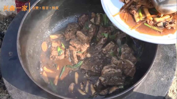 全家一起享用大铁锅做出来的蒸脊骨，并且加了很多我爱吃的配菜！
