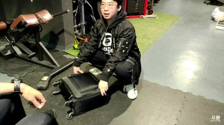 我在斗鱼看黑人毅直播户外