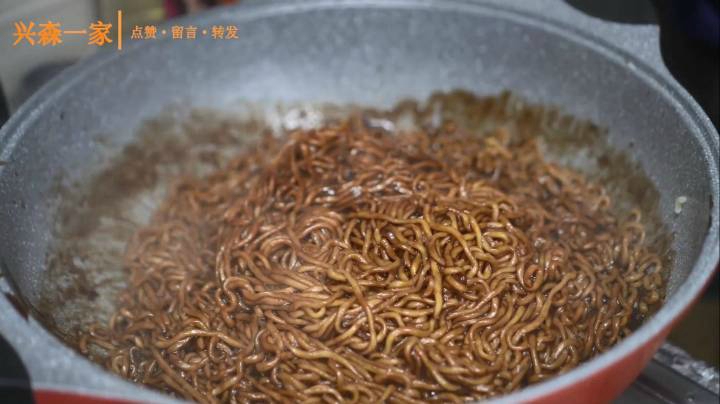 好久没吃的炸酱拉面、溏心蛋还有泡菜，真是最佳搭档！