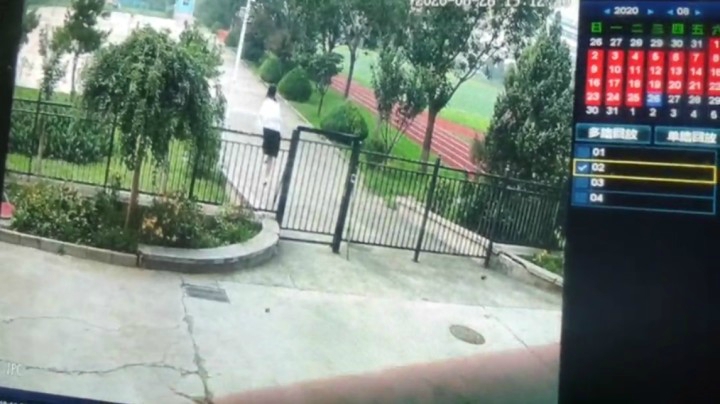 忘带钥匙，翻个墙被抓个正着
