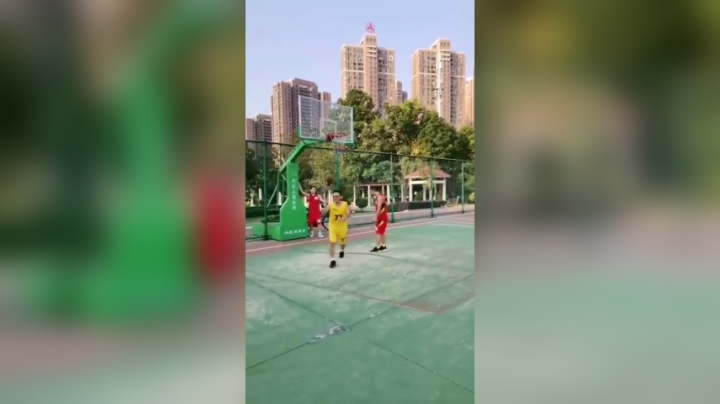 生态公园一对一篮球对抗