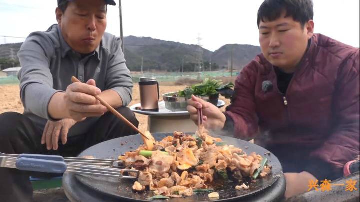 和爸爸一起享用嗞啦嗞啦的烤五花肉，用蔬菜包起来很好吃！（下）