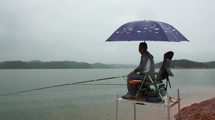 《游钓中国4》第18集 柘林湖天公不作美 雨中折返艰难放竿