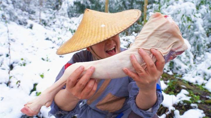 一只羊腿一条鱼，在雪山上煮羊肉汤，味道鲜美真巴适
