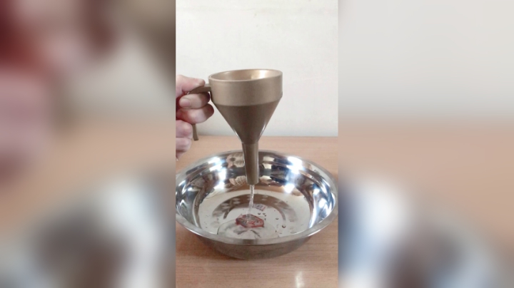 简单的物理小魔术，漏斗里怎么自己流出水来了