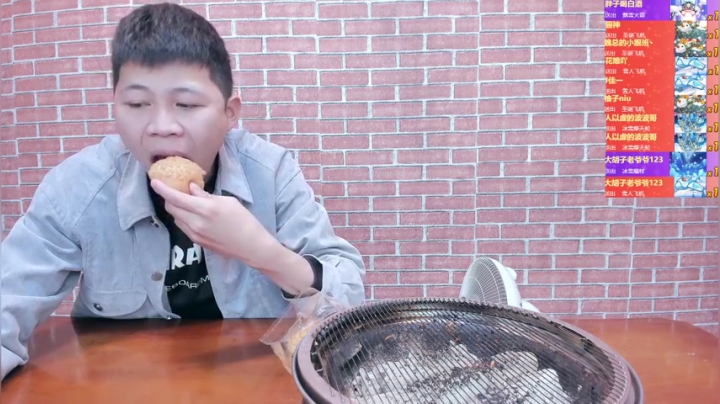 【2020-12-29 01点场】美食老王：小羊排烤起。