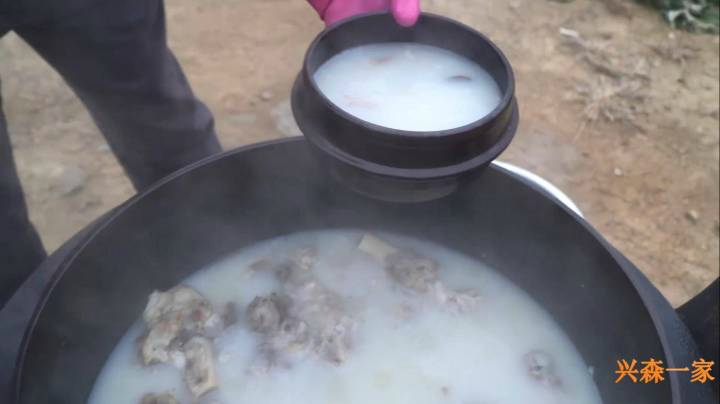 用铁锅里熬出的骨头汤做成米肠汤饭，加入各种好吃的米肠！（上）