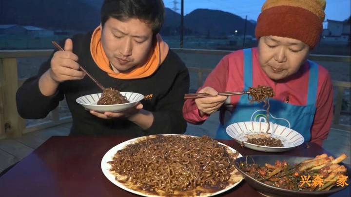 和妈妈一起享用加入松露油的炸酱面，味道很特别！（下）