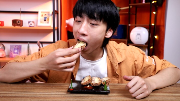韩国爆红街头小吃“芝士炸猪排”帅小伙在家教你轻松制作！