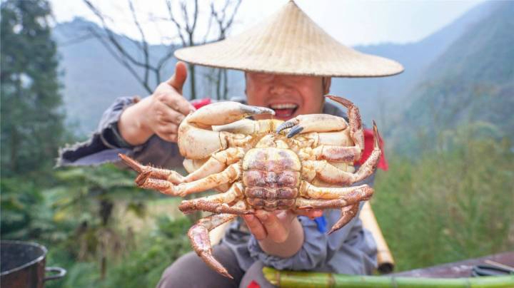 196元买了一只面包蟹，小伙却拿来烤着吃，别说还另有一番滋味