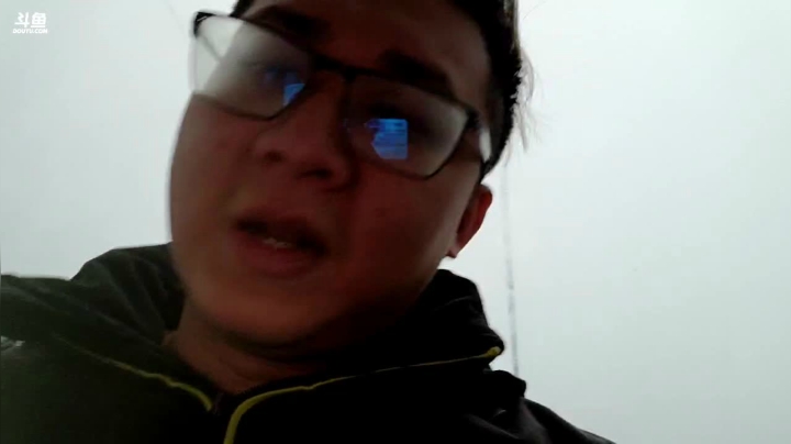 我在斗鱼看小鱼小鱼吃虾米直播户外