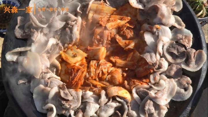 妈妈的美味料理，在大锅盖上烤猪肉面颊肉和泡菜！