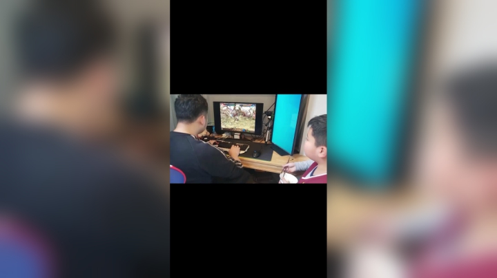 孩子不吃饭怎么办，叫他看我打游戏