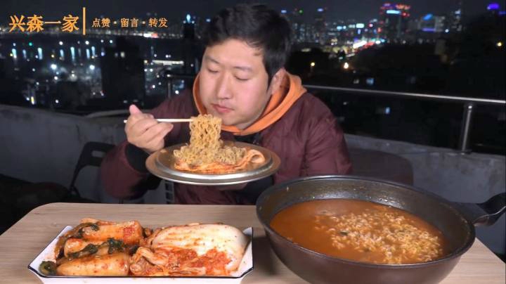 一人独享味道超级棒的拉面，搭配上爽口的泡菜，太好吃啦！