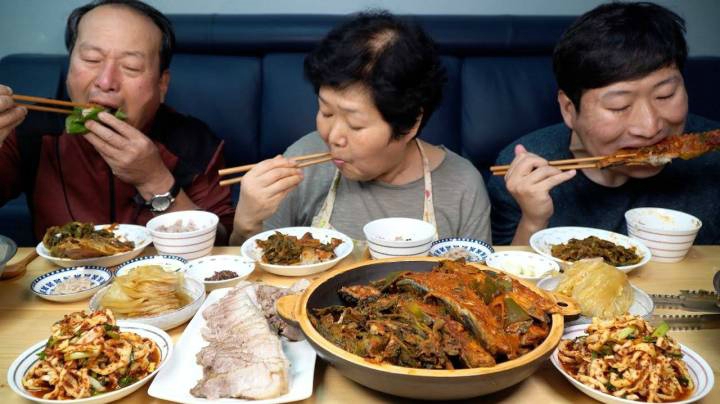 全家一起享用红烧鲭鱼配调味萝卜干，还有美味的水煮肉！