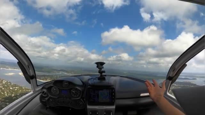 ICON A5飞行表演（碳纤维材料打造私人飞机）